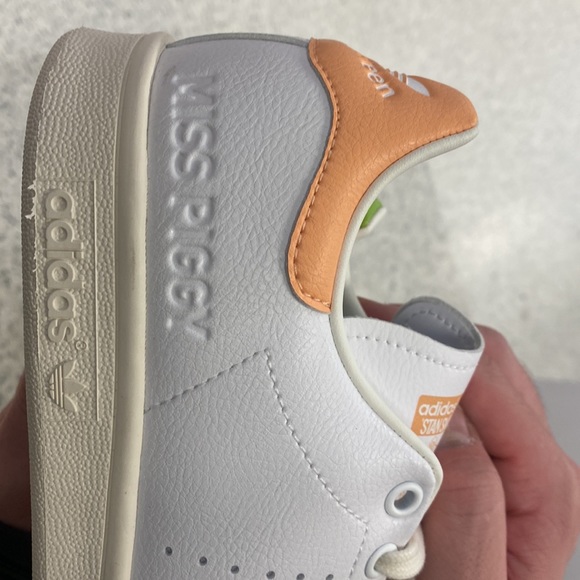 Ms. Piggy and Kermit adidas 8 men’s us - Picture 2 of 2